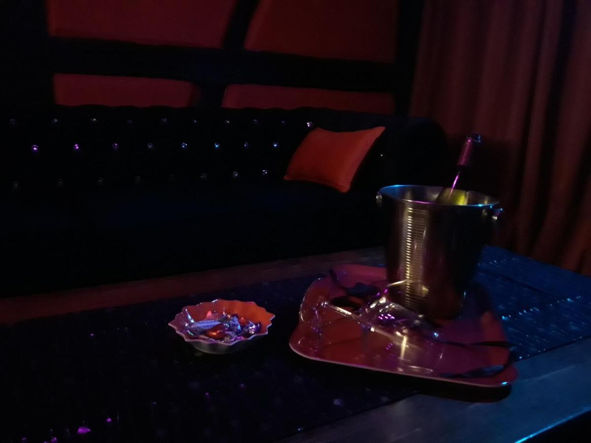Love Room Le Rouge Et Noir Barr Exterior foto
